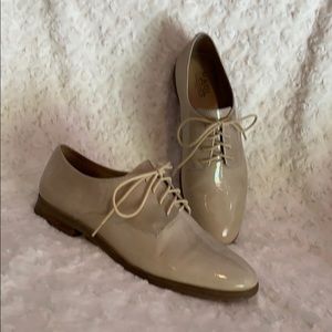 Women’s patent leather tie shoe